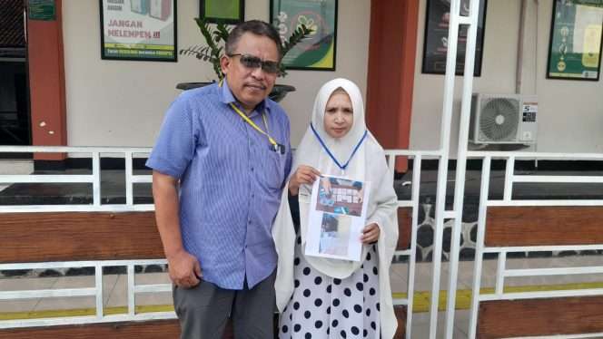 
 Erpin Yuliono, kuasa hukum Ayu Novitasari, menunjukkan barang bukti usai mengikuti persidangan di Pengadilan Negeri (PN) Malang. (ist)