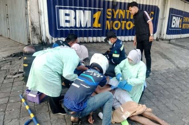 
 Penanganan korban kecelakaan seorang pemotor asal Dusun Alkmar Purwosari Pasuruan mengalami cedera setelah kendaraannya menabrak bahu truk yang terparkir di bahu jalan di seberang Hotel Niagara, Lawang, Jumat (19/6/2026) sekitar pukul 06.00 WIB pagi. (Dok ARELA)