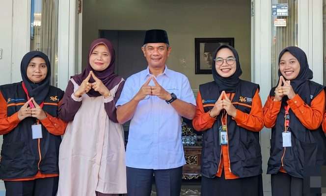 
 Ketua DPRD Kabupaten Malang H. Darmadi, S.Sos bersama keluarga menerima kunjungan petugas Badan Pusat Statistik Kabupaten Malang, untuk proses pendataan Sensus Ekonomi, di kediamannya, di Kecamatan Poncokusumo. (IG DPRD)