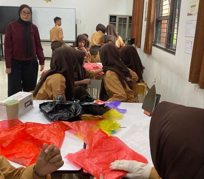 
 Potret keseruan upcycling bersama iLitterless Indonesia di SRMP 16 Malang. (wahyu)