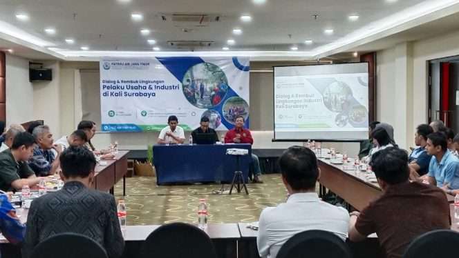 
 Kepala Subdivisi Pengelolaan Sumber Daya Air (SDA) Wilayah Sungai (WS) Brantas III PJT I, Ariet Setiawan, bersama Ketua Tim Kerja Pelaksanaan Urusan Perizinan Pemanfaatan dan Rekomendasi Teknis BBWS Brantas, Dimas, saat menggelar Forum Rembuk Lingkungan bersama Tim Patroli Air Jawa Timur. (Rohim Alfarizi)