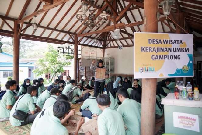 
 Di Desa Wisata Gamplong, para mahasiswa berdiskusi dengan pemerintah desa, pelaku UMKM, dan masyarakat setempat untuk memetakan potensi industri kerajinan rumahan yang menjadi identitas desa. 