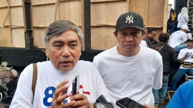 
 Djoni Sudjatmoko, inisiator Apel Akbar, bersama Koordinator Apel Akbar, Gandung Panjalu, saat memberikan keterangan terkait pelaksanaan Apel Akbar dukungan terhadap Program Makan Bergizi Gratis (MBG). (Rohim Alfarizi)