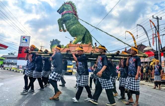 
 Penampilan spesial, RW 4 Desa Bedali, Lawang, yang dikenal dengan nama Kampung Karya menampilkan gunungan berbentuk kuda jingkrak, Si Jaka (Jaran Kacang