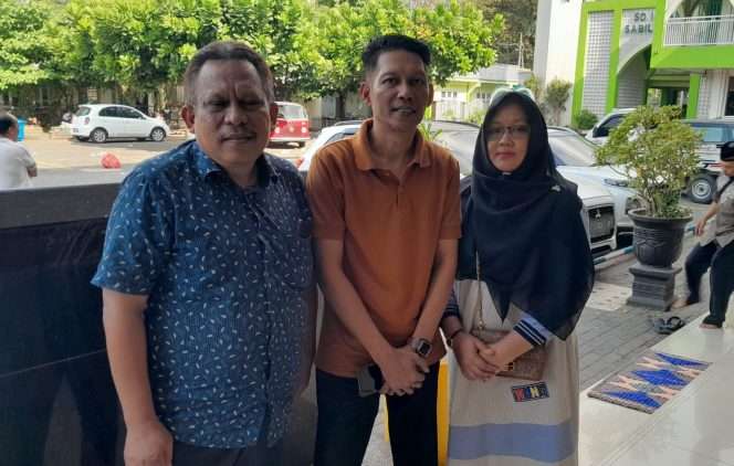 
 (dari kiri) Tim Kuasa Hukum Malang Jejeg, M. Erpih Yuliono, S.H., bersama nasabah FIF, Dwi Putri Agustini, dan suaminya usai memberikan keterangan terkait dugaan penarikan paksa sepeda motor miliknya. (ist)