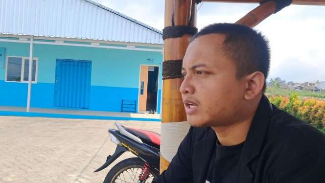 
 Koordinator BGN Pujon, Wisam Zuhdi, saat tengah diwawancarai awak media soal keberhasilan Program MBG. (Yan)