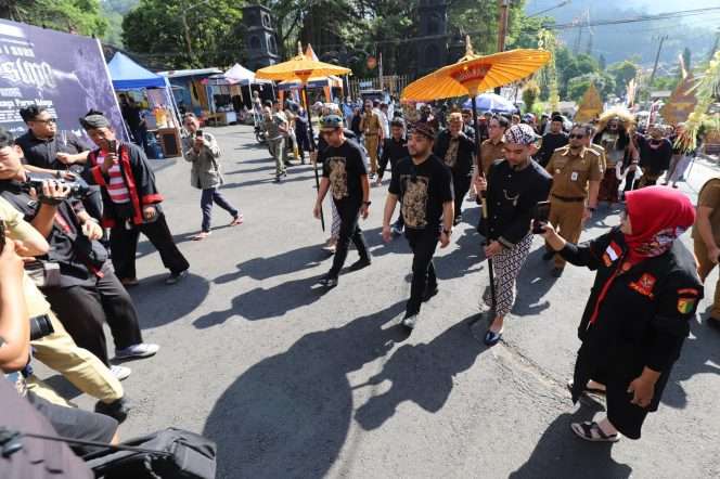
 Wali Kota Batu, Nurochman dan Wakil Wali Kota Batu, Heli Suyanto, saat menghadiri kegiatan Kirap Banteng 1 Suro Empu Supo. (Yan)