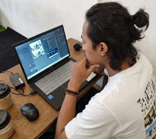 
 Hikam, warga Singosari, terdampak pemadaman listrik, pada (19/6/2026) sekitar pukul 18.30 WIB, saat berada di kafe mengerjakan tugas dan mengedit video milik klien. (Hikam for BacaMalang)