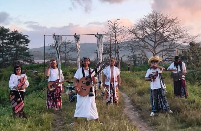 
 Formasi Arca Tatasawara saat ini terdiri dari Agus Wayan yang memainkan penting Karangasem Bali dan sape Kalimantan, Nova (vokal dan gitar akustik), Koko (gitar elektrik dan backing vokal), Fisal (suling dan saksofon), Mohammad (bass), serta Aditya (drum). (ist)