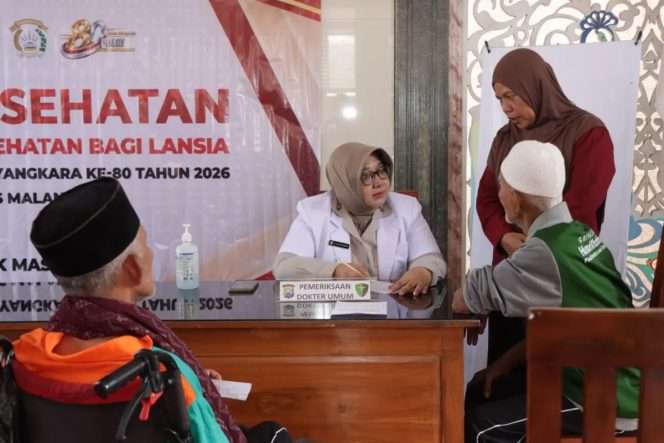 
 Polres Malang merangkai peringatan Hari Bhayangkara ke-80 dengan dua kegiatan sosial pada Senin (22/6/2026), salah satunya baksos pemeriksaan kesehatan gratis untuk 62 lansia di Griya Lansia Husnul Khatimah, Kecamatan Wajak.(Humas Polres Malang)