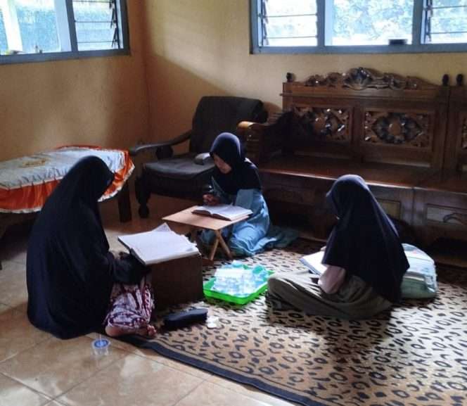 
 Kegiatan mengaji di rumah Ustadzah Ika Istiana, sehari-hari. (Ika for bacamalang)