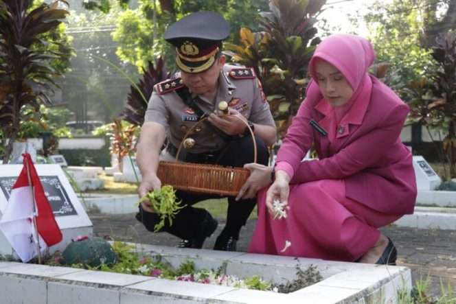
 Kapolres Malang AKBP Muhammad Taat Resdi, beserta rombongan, melakukan ziarah ke Taman Makam Pahlawan Prayuda Nirwana, Kepanjen, Kabupaten Malang, memperingati Hari Bhayangkara ke-80. (Humas Polres Malang)