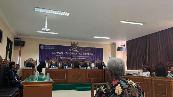 
 Suasana sidang pembacaan putusan, Majelis DKD PERADI Malang jatuhkan putusan pelanggaran kode etik advokat kepada Abd. Aziz yang divonis bersalah. (Yan)