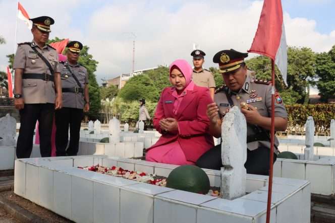 
 Kapolres Batu, AKBP Dr. Aris Purwanto saat ziarah bersama rombongan dan tabur bunga di TMP Suropati. (Yan)