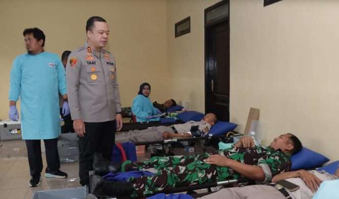 
 Kapolres Malang AKBP Muhammad Taat Resdi, menyapa salah satu peserta dari personel TNI.(Humas Polres Malang)