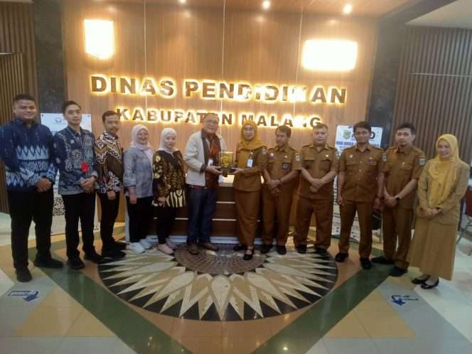 
 Simbolis penyerahan cinderamata kerjasana program Pancasila Goes to School. (Humas Dinas Pendidikan Kabupaten Malang)