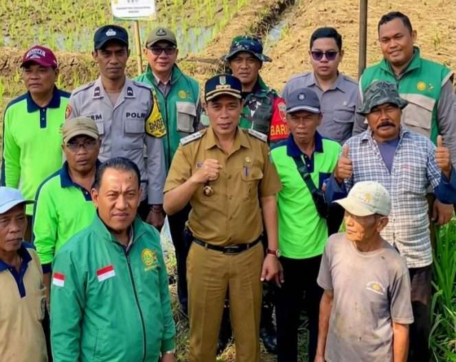 
 Camat Kalipare, Heru Irawan Aji, S.AP., M.AP, berfoto bersama dalam kegiatan Gerakan Tanam Padi Serempak di lahan Kelompok Tani Usaha Mandiri, Desa Sukowilangun. (Humas Kecamatan Kalipare)