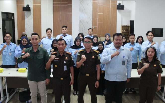 
 Kepala Kejaksaan Negeri (Kajari) Kota Malang, Tri Joko, S.H., bersama Kepala Seksi Intelijen, Agung Tri Radityo, S.H., narasumber, dan peserta sosialisasi berfoto bersama usai kegiatan di Kantor Kejaksaan Negeri Kota Malang. (ist)