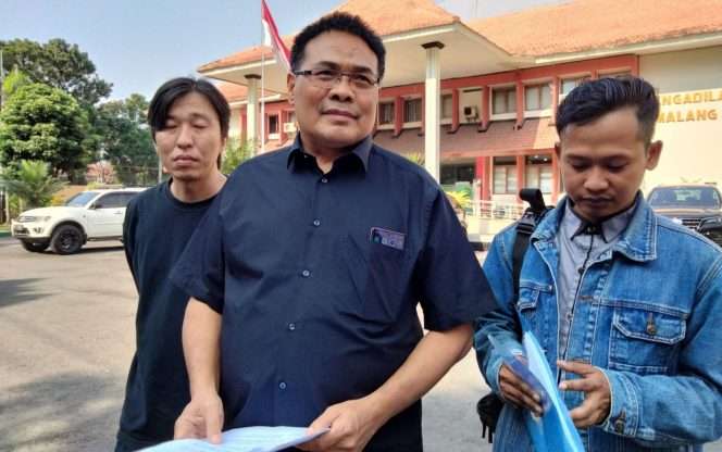 
 Advokat Sumardan, S.H., kuasa hukum Budi Santoso, bersama tim usai mengikuti sidang mediasi kedua di Pengadilan Negeri Malang. (ist)