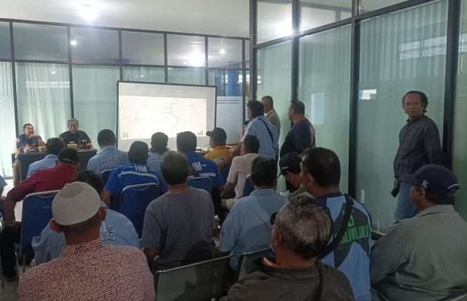 
 Para sopir angkutan kota (angkot) saat menyampaikan penolakan terhadap pengoperasian Koridor II Trans Jatim di Malang. (ist)