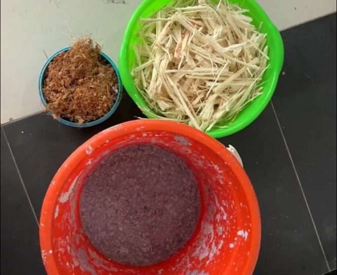 
 Limbah organik berupa ampas tebu, sabut kelapa, dan kertas bekas yang diolah menjadi panel peredam suara karya santri PPI AMF. (ist)