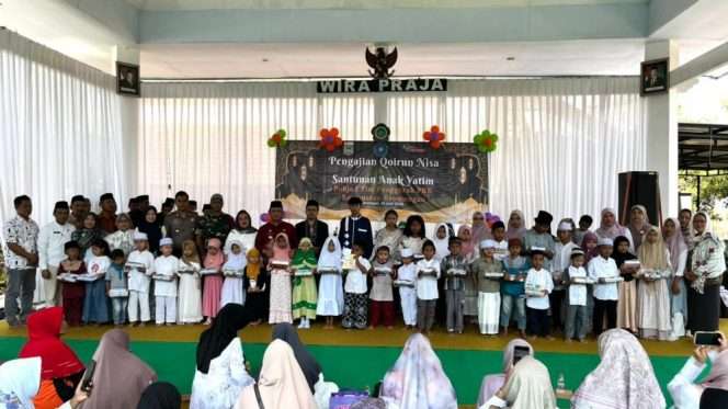 
 Berfoto bersama dalam kegiatan Pengajian dan Santunan Yatim Piatu diadakan PKK Kromengan.(KIM Karya Inovatif Desa Jambuwer, Kromengan)