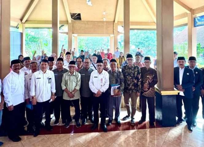 
 Berfoto bersama dalam kegiatan Indeks Harmoni Indonesia atau IHal di Pakisaji. (Humas Kecamatan Pakisaji)