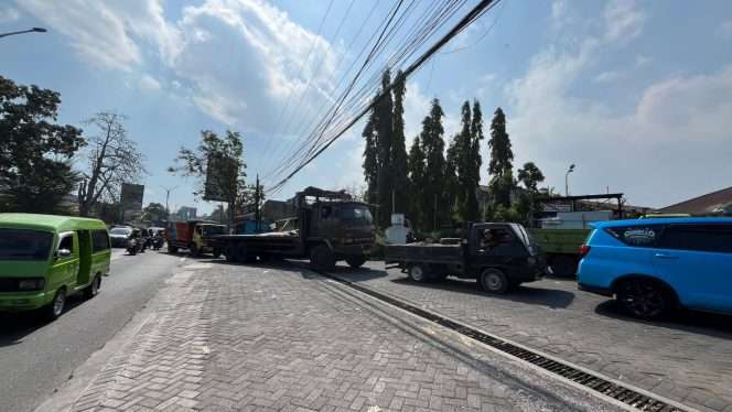 
 Antrean kendaraan untuk mengisi solar terjadi di Malang. (yog)
