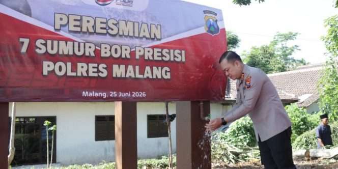
 Kapolres Malang AKBP Muhammad Taat Resdi meresmikan simbolis pembangunan tujuh titik sumur bor di tiga kecamatan sebagai bantuan sosial Polri Presisi untuk warga yang kesulitan air bersih. (Humas Polres Malang)