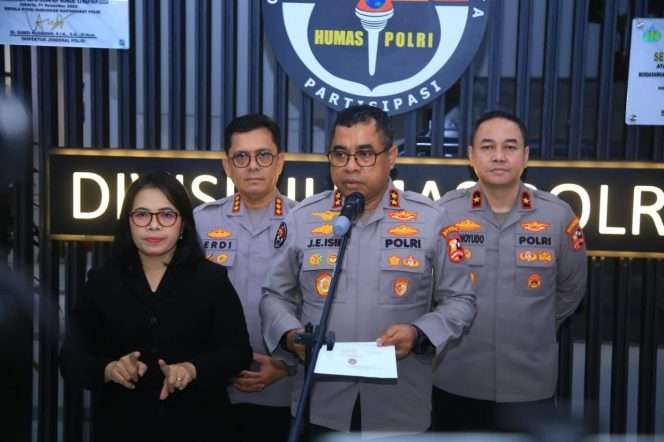 
 Kadiv Humas Polri Irjen Pol Johnny Eddizon Isir Jumat (26/6/2026), memberikan keterangan terkait rotasi 1.121 personel perwira tinggi dan perwira menengah Polri.(Humas Polri)