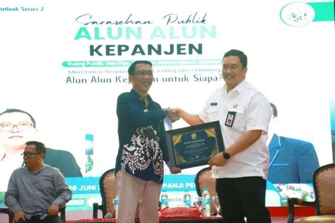 
 Penyerahan simbolis cinderamata kepada Agus Subyantoro, SH, selaku narasumber, dalam Sarasehan Publik Malang Outlook Series ke-2 membahas Alun-alun Kepanjen. (ist)
