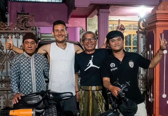 
 Narendra (paling kanan) bersama Veleri Kolenkin (kedua dari kiri), penjelajah sepeda dari Rusia (rutenya dari Rusia, Mongolia, hingga Papua Nugini), yang memutuskan keluar dari squad AU, menolak berperang melawan Ukraina karena menganggap perang adalah bisnis kotor yang tidak berperikemanusiaan. (Narendra for bacamalang)