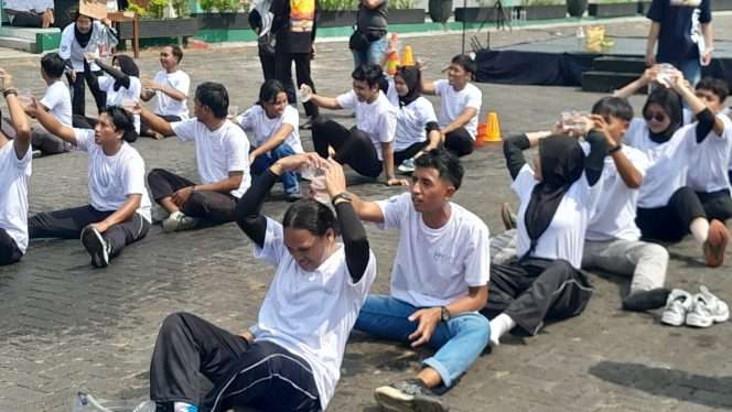 
 Mahasiswa PPG mengikuti permainan mengisi kaleng menggunakan gelas kecil sebagai bagian dari pembelajaran yang menanamkan nilai kebajikan, kebersamaan, dan budaya antiperundungan (bullying). (Rohim Alfarizi)