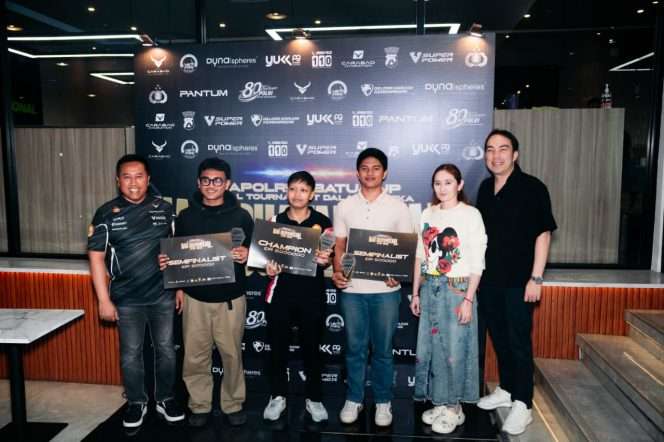 
 Kapolres Batu, AKBP Dr. Aris Purwanto didampingi CEO Carabao Group, Hendra Kurniawan, saat sesi foto bersama para pemenang. (Yan)