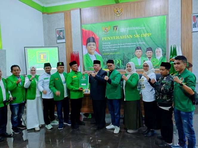 
 Berfoto bersama, dan simbolis penyerahan SK oleh Dewan Pimpinan Wilayah Partai Persatuan Pembangunan (DPW PPP) Jawa Timur kepada Dewan Pimpinan Cabang (DPC) se-Jatim. (DPC PPP Jatim for BacaMalang)