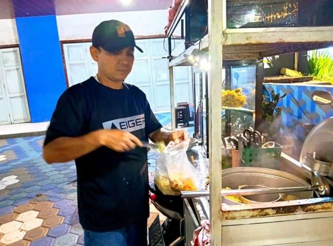 
 Imam, salah seorang penjual bakso di Kepanjen, sedang melayani pembeli. (Hadi Triswanto)