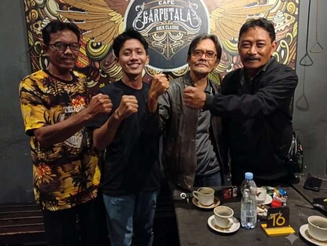 
 Berfoto bersama usai obrolan hangat, mengkaji tentang budaya Kabupaten Malang. (Hadi Triswanto)