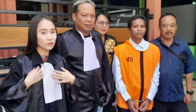 
 Kuasa hukum terdakwa Guntur bersama tim dan terdakwa usai mengikuti persidangan di Pengadilan Negeri Malang. (ist)