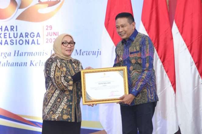 
 Penghargaan tersebut diterima langsung oleh Wali Kota Malang, Wahyu Hidayat, dari Menteri Pemberdayaan Perempuan dan Perlindungan Anak (PPPA), Arifah Fauzi. (ist)