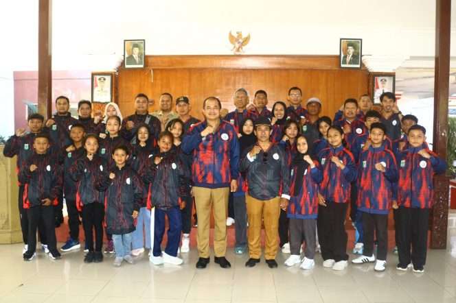 
 Berfoto bersama dalam kegiatan pemberangkatan atlet pelajar untuk mengikuti Olimpiade Olahraga Siswa Nasional (O2SN) jenjang SD dan SMP tingkat Provinsi Jawa Timur 2026 di Pendopo Dinas Pendidikan Kabupaten Malang, Senin (29/6/2026). (Humas Disdik Kabupaten Malang)