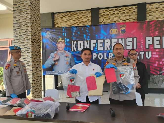 
 Kasatreskrim Polres Batu, Zaenal Arifin, didampingi Ps. Kasi Humas Polres Batu, Iptu M. Huda Rochman, saat menunjukkan barang bukti dihadapan awak media. (Yan)