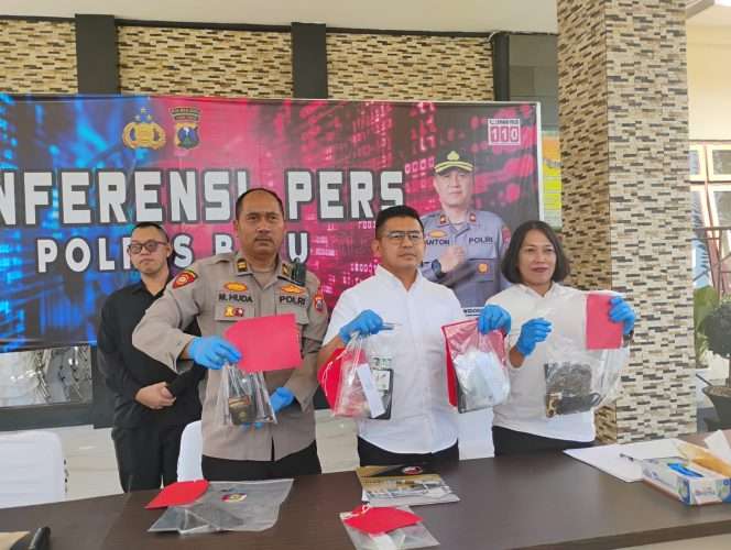 
 Kasatresnarkoba Polres Batu, Iptu Bobby Abadi Rustam didampingi Ps. Kasi Humas Polres Batu, Iptu M. Huda Rochman, saat menunjukkan barang bukti di hadapan awak media. (Yan)