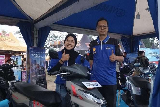 
 SPV Training & Development PT Roda Sakti Surya Megah, Jonas Jonathan (kanan) kenalkan varian Yamaha terbaru Gear Ultima Solid. (yog)
