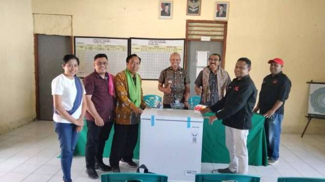 
 Prof. Dr. Wahyudi, M.Si. (tiga dari kiri), saat memimpin program pengabdian masyarakat dari tim dosen UMM di Kabupaten Timor Tengah Selatan (TTS), Nusa Tenggara Timur (NTT) pada 10  Desember 2025 lalu. (ist)