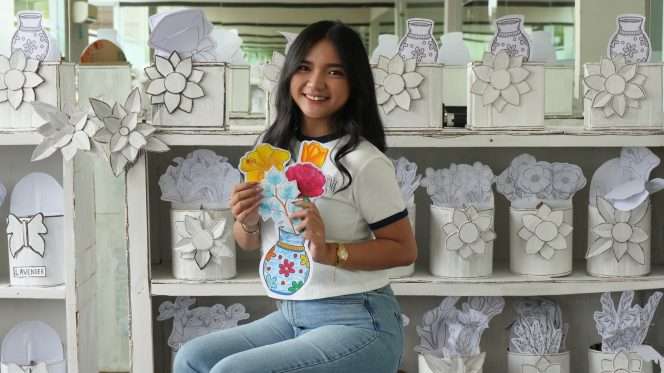 
 Seorang pengunjung menunjukkan kreasinya dalam The Handmade Flower Market di BeSS Resort & Waterpark Malang. (ist)
 