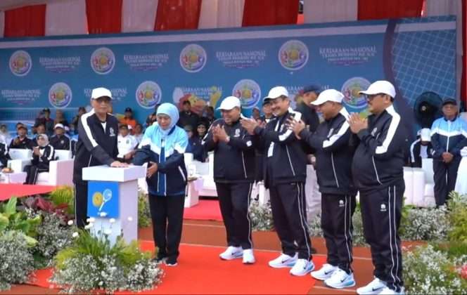
 Ketua Mahkamah Agung RI, Prof. Dr. H. Sunarto, SH, MH, didampingi Gubernur Jawa Timur, Khofifah Indar Parawansa dan menekan tombol sebagai tanda Kejuaraan Nasional (Kejurnas) Tenis Beregu XX Piala Ketua Mahkamah Agung Republik Indonesia Tahun 2026 resmi digelar di Kota Malang, dalam opening ceremony di Stadion Gajayana, Jumat (12/6/2026). (ist)  