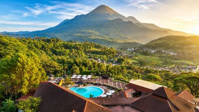 
 Grand Whiz Hotel Trawas menawarkan promo “Haven June Staycation”, kombinasi suasana pegunungan yang asri, fasilitas ramah keluarga, serta beragam aktivitas anak yang menarik. (ist)