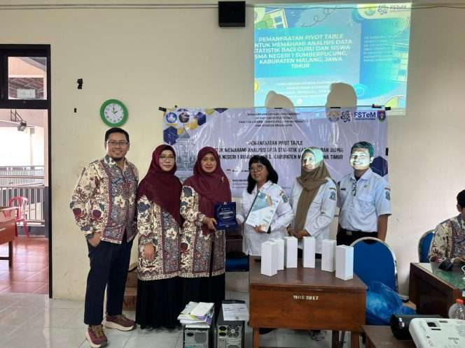 
 Ketua tim Pengabdian Kepada Masyarakat Departemen Statistika, FSTeM UB Dr. Darmanto, S.Si., M.Si., (paling kiri), bersama tim dosen anggota saat kegiatan di SMA Negeri 1 Sumberpucung, Kabupaten Malang, pekan lalu. (Dok. Tim PKM FSTe UB)