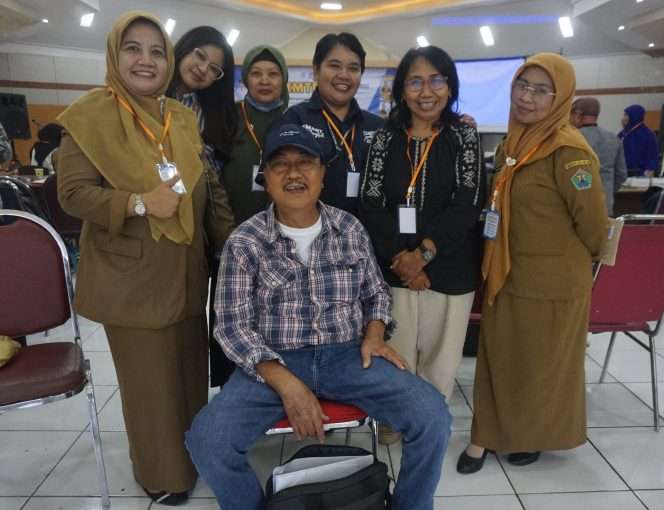 
 Penulis buku Malang Tempo Doeloe Dukut Imam Widodo bersama peserta Bimtek Kepenulisan Berbasis Konten Budaya Lokal Tahun 2026 hari pertama di Gedung Dispussipda Kota Malang, Selasa (2/6/2026). (Nedi Putra AW)