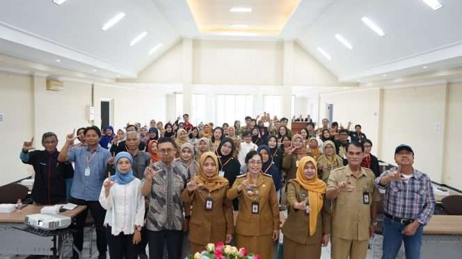 
 Kepala Dispussipda Kota Malang Ir. Yayuk Hermiati, M.H.(tengah) Bersama narasumber dan peserta Bimtek Kepenulisan Berbasis Konten Budaya Lokal Tahun 2026 hari pertama di Gedung setempat, Selasa (2/6/2026). (ist)